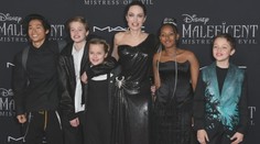 Představitelka Lary Croft slaví 50. Angelinu Jolie ocenila i britská královna
