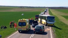 Na Znojemsku se srazil autobus a tři auta. Devět zraněných