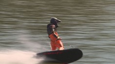 Místo motorek vodní hrátky. Závodníci se v Brně vyřádili