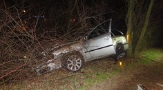 Řidič se lekl policistů a šlápl na plyn. Rozbil auto na šrot a utekl