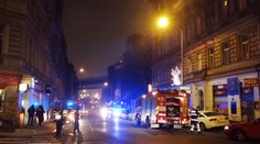 Dým vyhnal z domu desítky nájemníků, jeden utekl na střechu