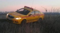 BLBEC MĚSÍCE: Zloděj ukradl auto se sledovacím zařízením a uvízl na kolejích
