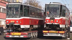 Praha se chlubila darovanými tramvajemi Ukrajině. Lidi naštvalo, co na nich je napsané