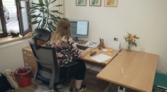 V Plzni pomáhá realitní agentura lidem v nouzi. Platí za ně i nájem