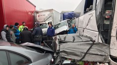 Na ledovce se srazilo šest aut, doprava na hlavním tahu stála