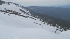 Na hřebenech hor je stále mnoho sněhu. Krkonoše hlásí první lavinový stupeň