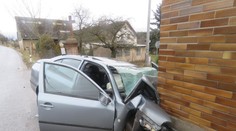 Řidič (28) u Náchoda sešrotoval auto o dům. Nepřežil!