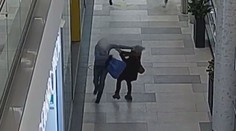 Známý recidivista kradl v drogerii. Při útěku srazil k zemi mladou ženu