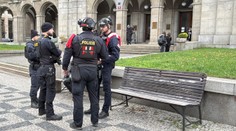 V okolí právnické fakulty v Praze zasahovala policie. Hledala ozbrojeného muže
