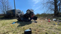 Smrt po nečekaném manévru. Auto smetl kamion, další tragédie se stala u Mnichovic