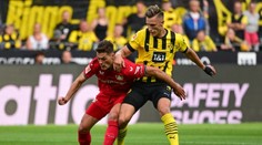 Hložek debutoval, Schick spaloval. Leverkusen s Dortmundem padl