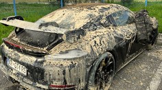 Skoro nové porsche za čtyři miliony leželo tři dny v bahně. Podaří se ho zachránit?
