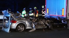 Řidič napasoval auto pod kamion, ve vraku neměl šanci přežít