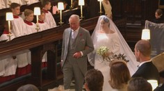 Co si špital Charles s Meghan, když ji vedl k oltáři? Je to frajer!