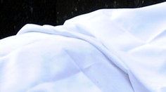 Kvůli dluhům vyskočila ve Španělsku matka dvou dětí z okna