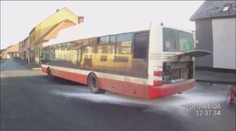 Autobus v Brně začal hořet za jízdy, všimli si toho strážnici! VIDEO