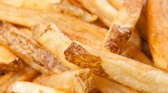 Neuvěřitelný nález při opravě domu: Ve zdi byla 60 let stará pochoutka