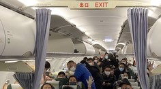 Řídil evakuaci Japonců z Wu-chanu. Teď spáchal úředník sebevraždu