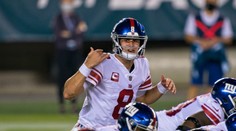 Komický pád! Místo touchdownu se skácel k zemi, pobavil i spoluhráče