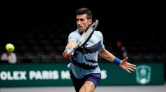 Je to gentleman. Djokovič přerušil trénink, aby pomohl cizí ženě s kufrem