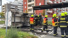 Srážka tramvaje s náklaďákem v Praze. Auto na boku zablokovalo provoz