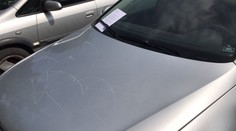 Mladík si vybíjel chmury na cizích autech, teď mu hrozí kriminál