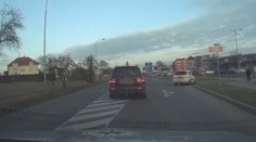 Muž se zákazem řízení ujížděl hlídce, skončil v příkopu