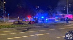 V Praze se srazila dvě auta s motorkou. Čtyři zranění, pro jednoho letěl vrtulník