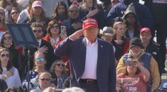 Donald Trump nahrál Bidenovi. Kvůli technickým problémům ztratil nit
