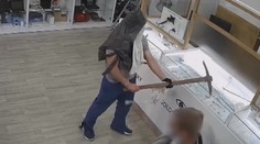 Muž rozmlátil obchod krumpáčem a prchl s drahými šperky! VIDEO