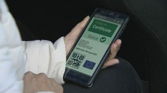 Skupina žen měla padělat přes 70 certifikátů. Stíhá je policie
