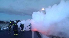 Auto během chvíle pohltily plameny, ohromný žár poškodil i silnici!