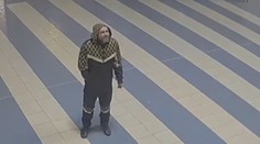 Ve vlaku měl přepadnout muže a utéct. Policie po něm pátrá