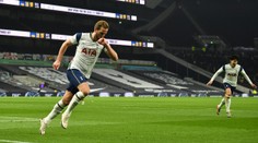 Útočné duo Tottenhamu opět řádilo, Arsenal v lize nadále strádá