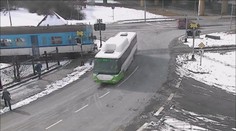 Řidič autobusu ohrozil lidi! Vjel na přejezd, přiřítil se vlak. VIDEO