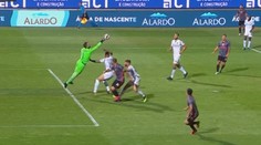 Borec na konec! Brankář Defendi smetl při zákroku dva své spoluhráče