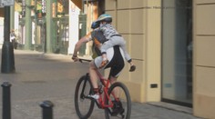 Hazard! Cyklista vezl malé dítě za krkem v pražském provozu! VIDEO