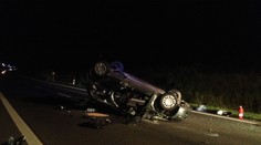 DĚSIVÁ HAVÁRIE: Auto skončilo po nehodě u Velvar na střeše!