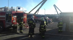 U Příbrami shořela výrobna podlah, oheň napáchal obří škody