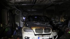 Kruté předvánoční probuzení. Požár zničil rodinný dům i auta