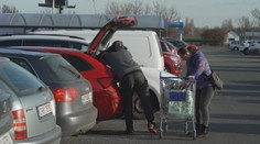 Češi před Vánoci zaplnili obchody. Letos ale mnohem více šetří, říkají ekonomové