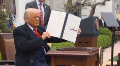 Trump neumí pořádně číst ani psát, tvrdí odborníci. Prozradil ho podpis