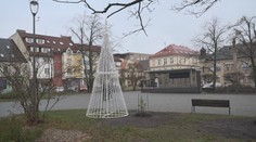 Chotěboř nahradila vánoční strom umělou konstrukcí. Je ošklivá a drahá, štve lidi