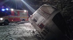 FOTO: Autobus visel nad srázem, cestující z něj skákali ven okny!