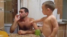 ŠOKUJÍCÍ VIDEO: Otec si dává cigaretu s dítětem, máma se baví!