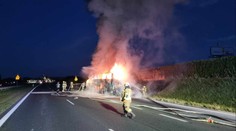 V Polsku shořel autobus jedoucí z Česka. V mžiku jej pohltily plameny