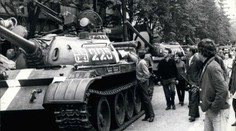 "Jdi domů, Ivane! Go home, Russia!" Úřad vlády si připomíná výročí okupace
