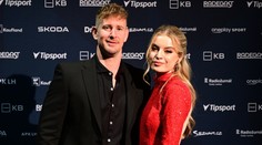 Přítelkyně kapitána Červenky na MS rozpálila fanoušky. V dresu budila pozornost