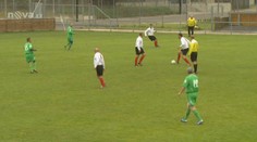 VIDEO: Měl uklidit míč do brány, místo toho se zamotal a nastřelil si ruku