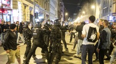 Fanoušci Frankfurtu řádili v ulicích. Policie je musela rozehnat vodními děly